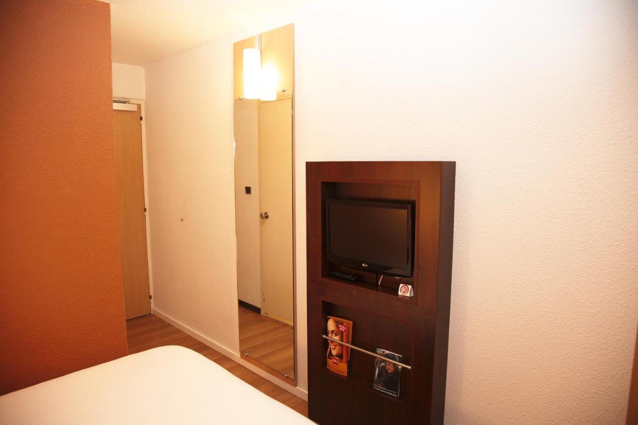 Hotel ibis les Etangs des Moines Fourmies Exterior foto