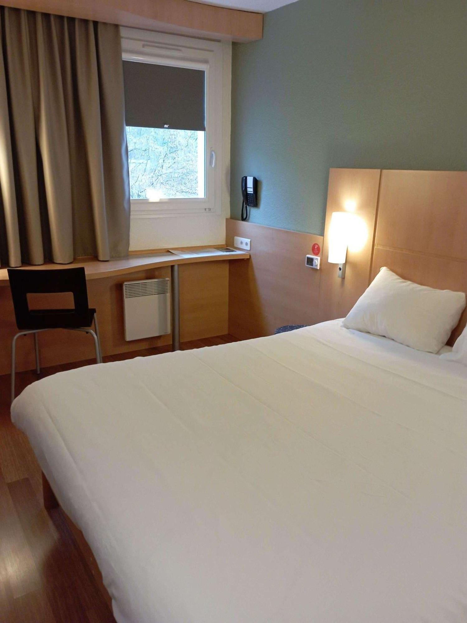 Hotel ibis les Etangs des Moines Fourmies Exterior foto